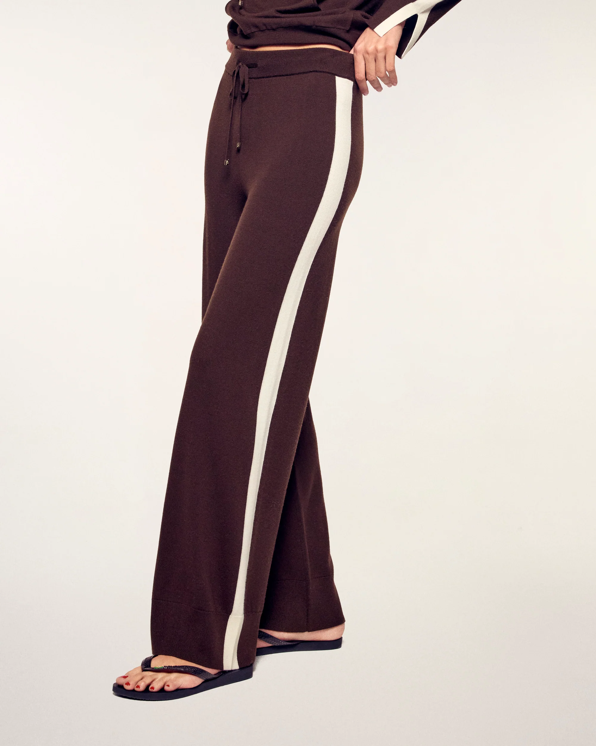 Striped Wide-Leg Jogging Pants (S26 / FEMME / Chocolat / RWS) - Image 2