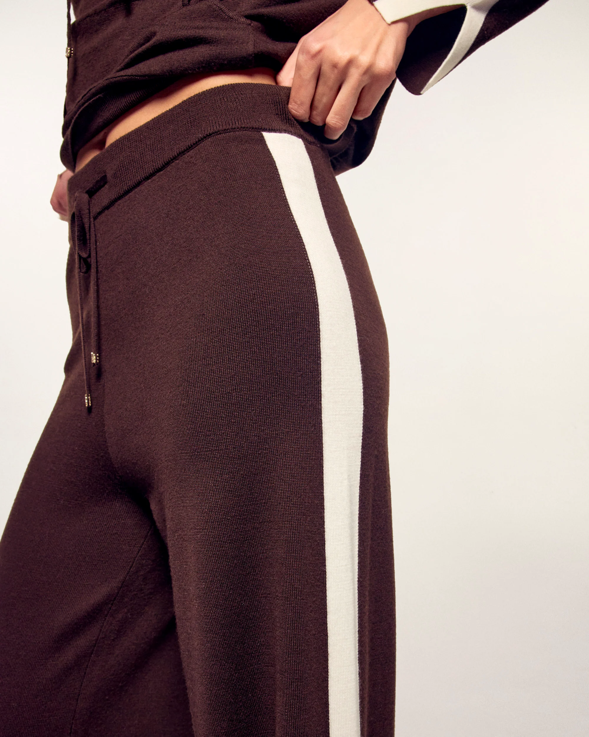 Striped Wide-Leg Jogging Pants (S26 / FEMME / Chocolat / RWS) - Image 4