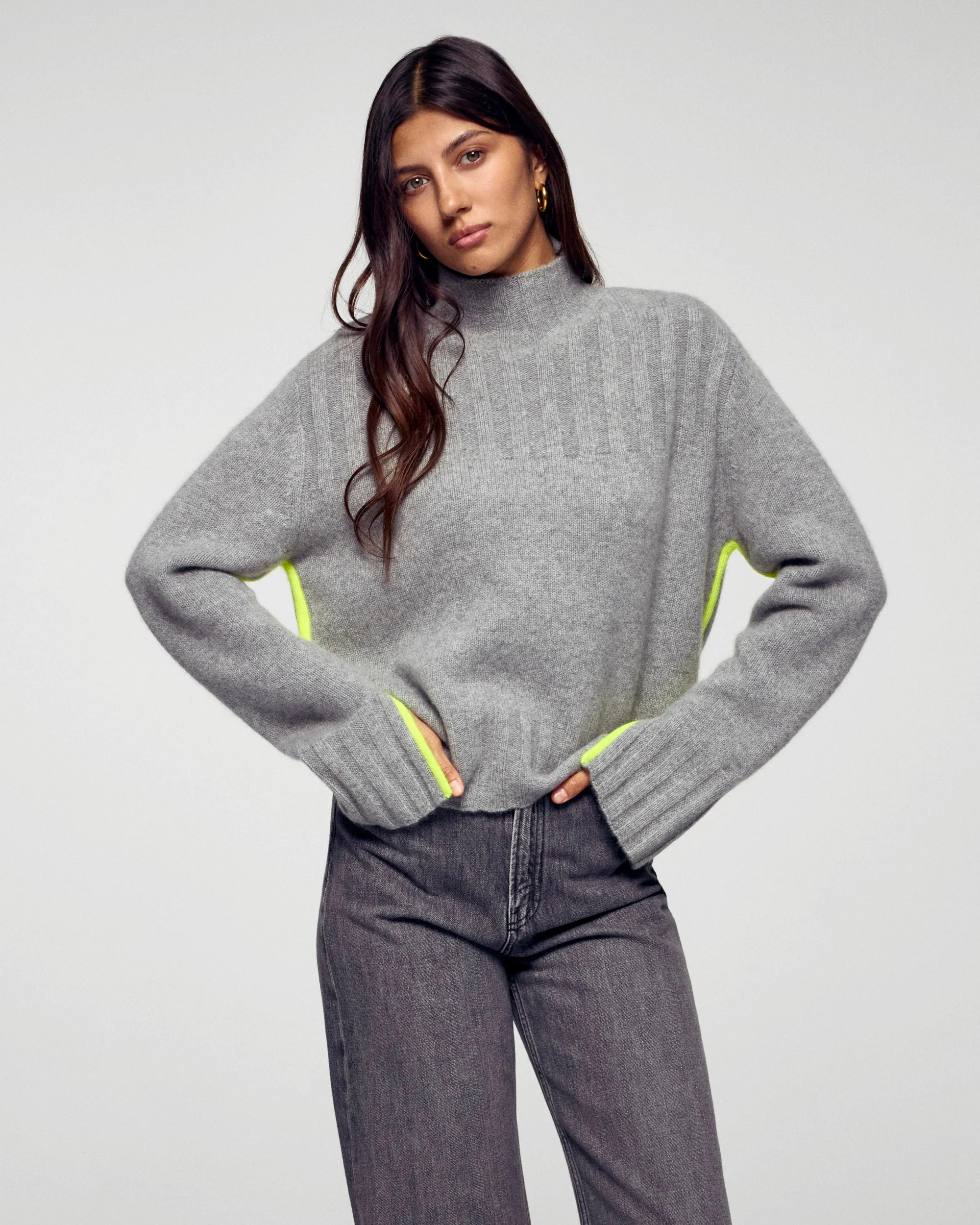Mock Neck with Contrast Trims (H25 / FEMME / Dark Heather Gray)