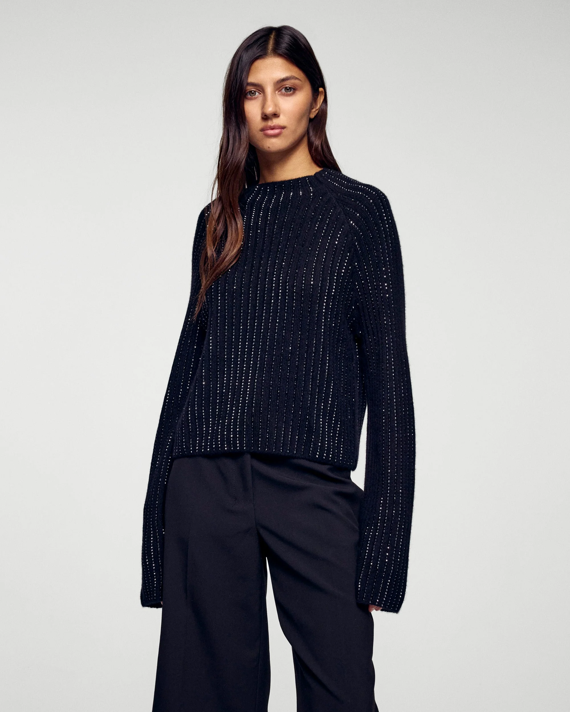 Ribbed Mock Neck Sweater with Rhinestones (H25 / FEMME / Noir)