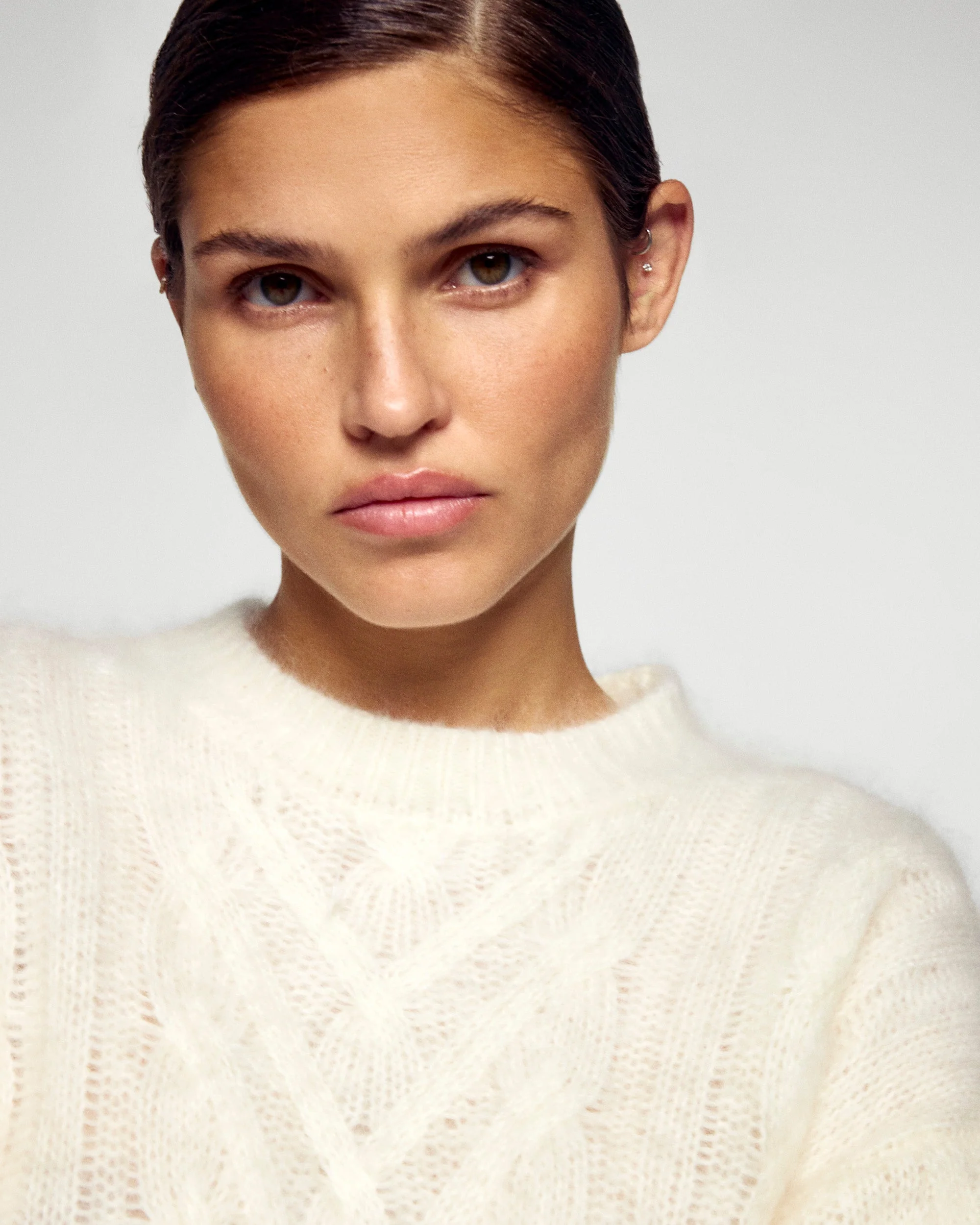 Brushed Cashmere Cable Knit Crew Neck Sweater (H25 / FEMME / Ecru) - Image 2