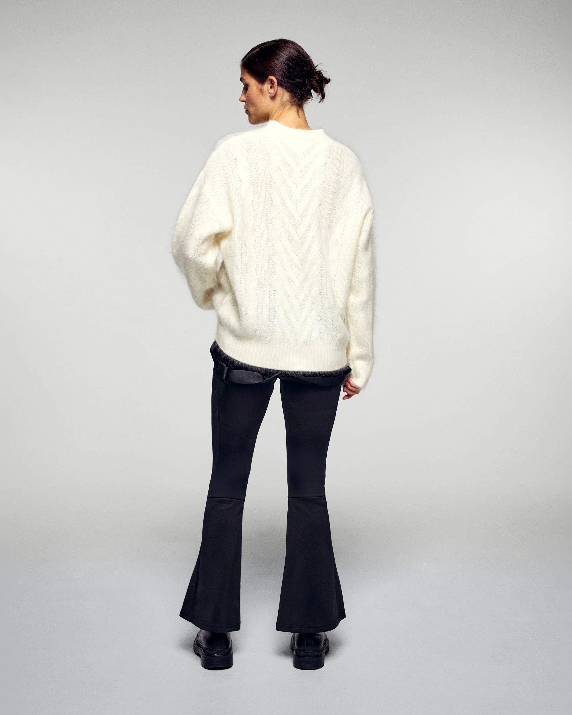 Brushed Cashmere Cable Knit Crew Neck Sweater (H25 / FEMME / Ecru) - Image 5