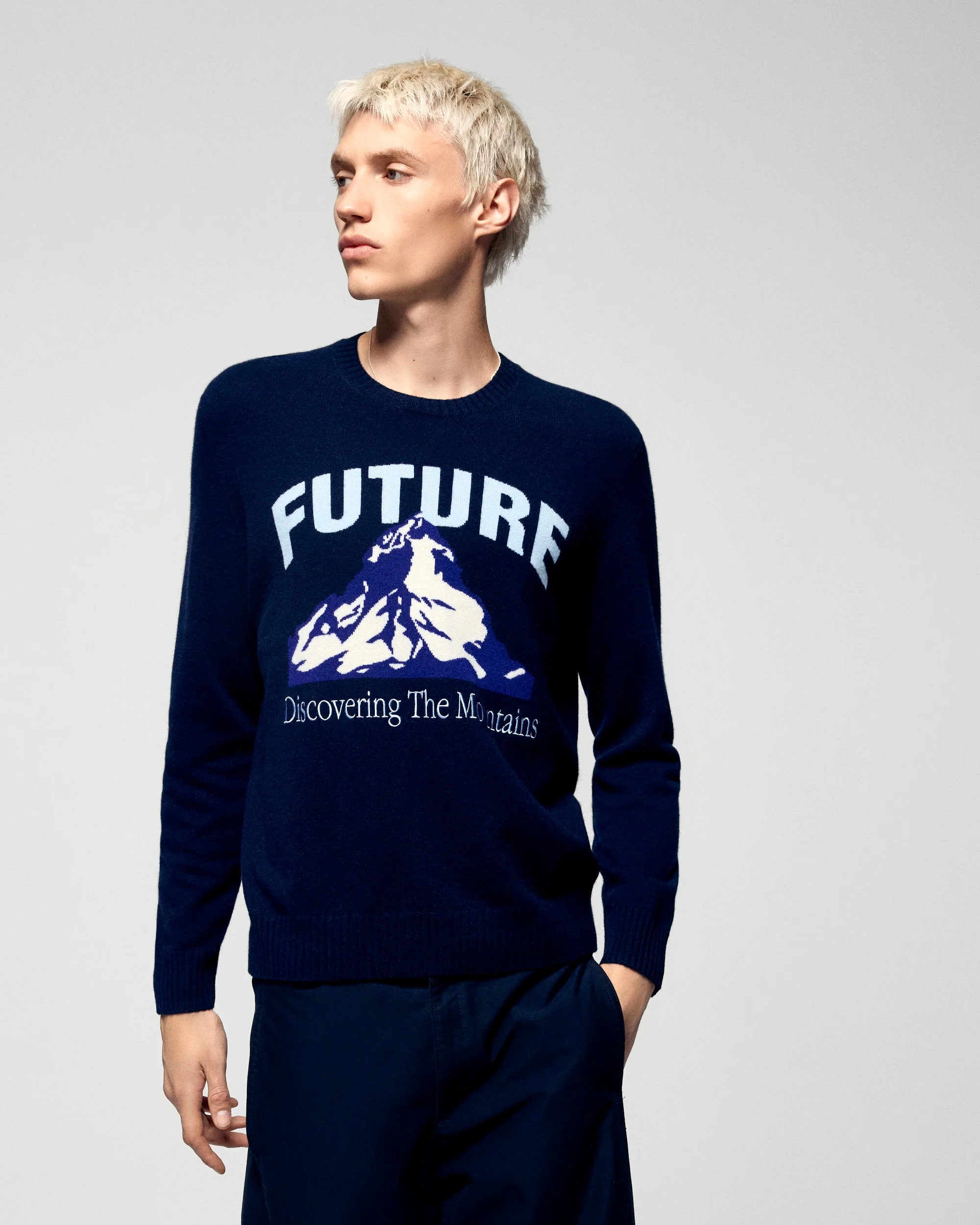 Crew Neck Sweater Discovering the Mountains (H25 / HOMME / Navy)