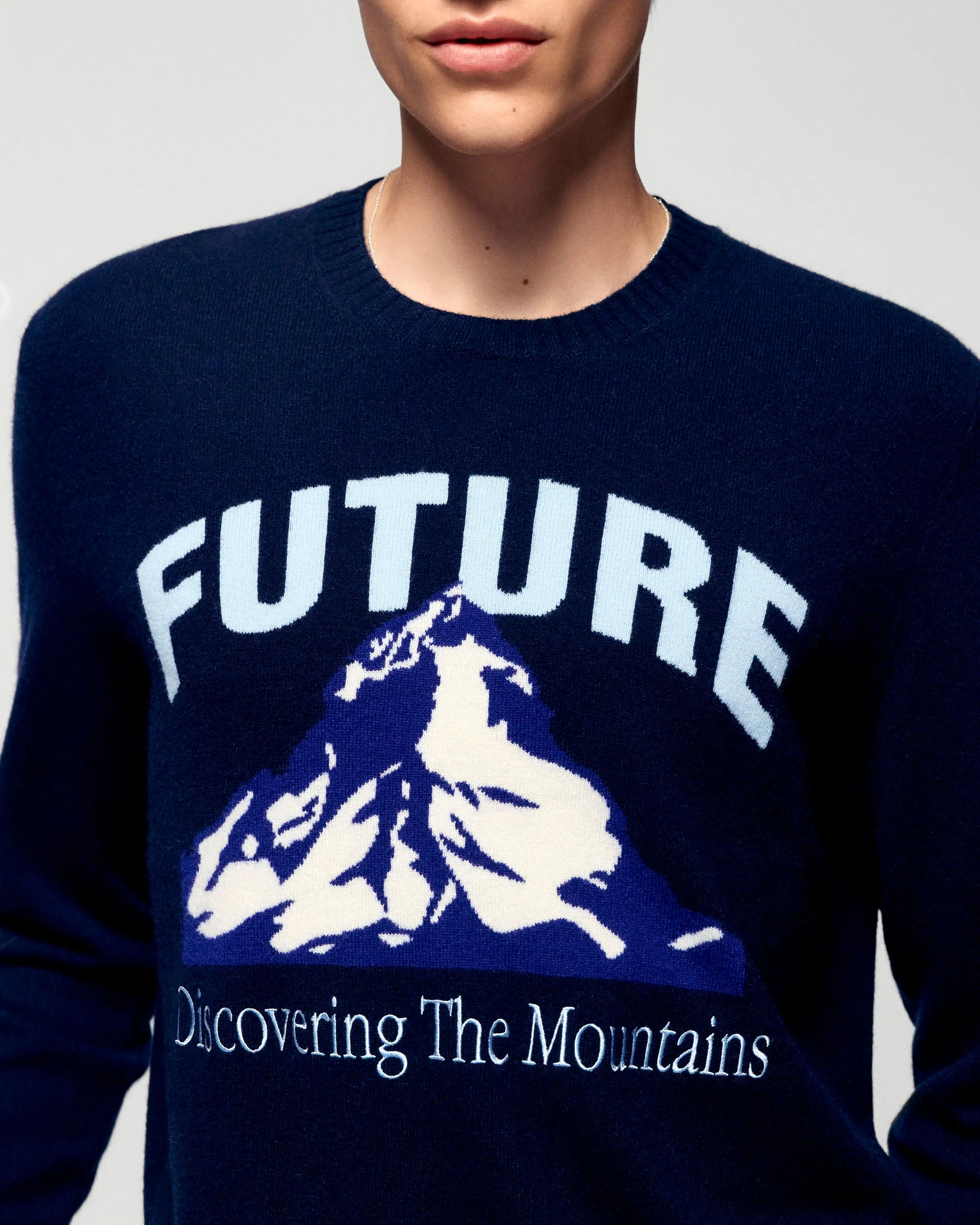 Crew Neck Sweater Discovering the Mountains (H25 / HOMME / Navy) - Image 2