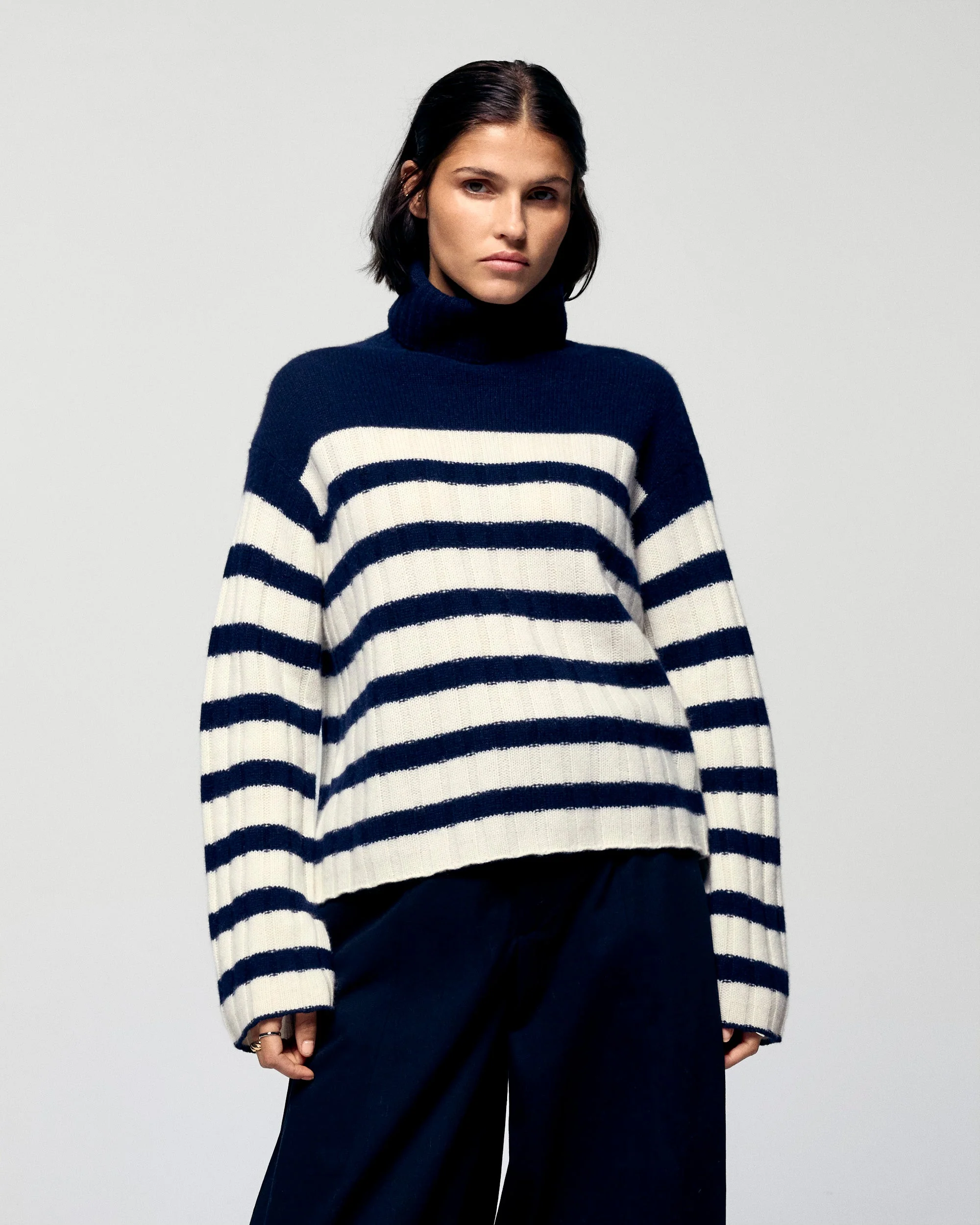 Striped Turtleneck Sweater (H25 / FEMME / Navy)