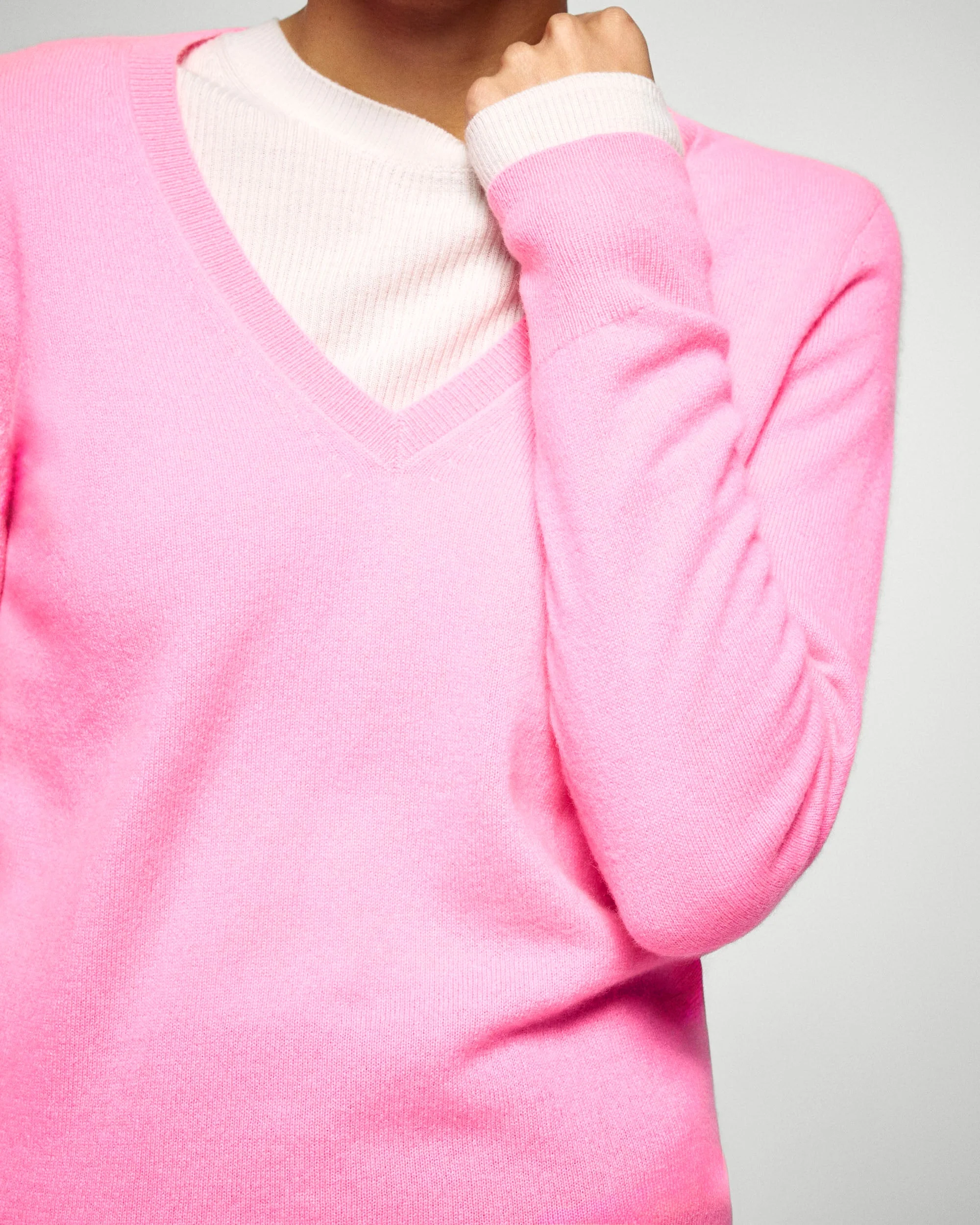 V-Neck Sweaters (H25 / FEMME / Fantasy Pink) - Image 4