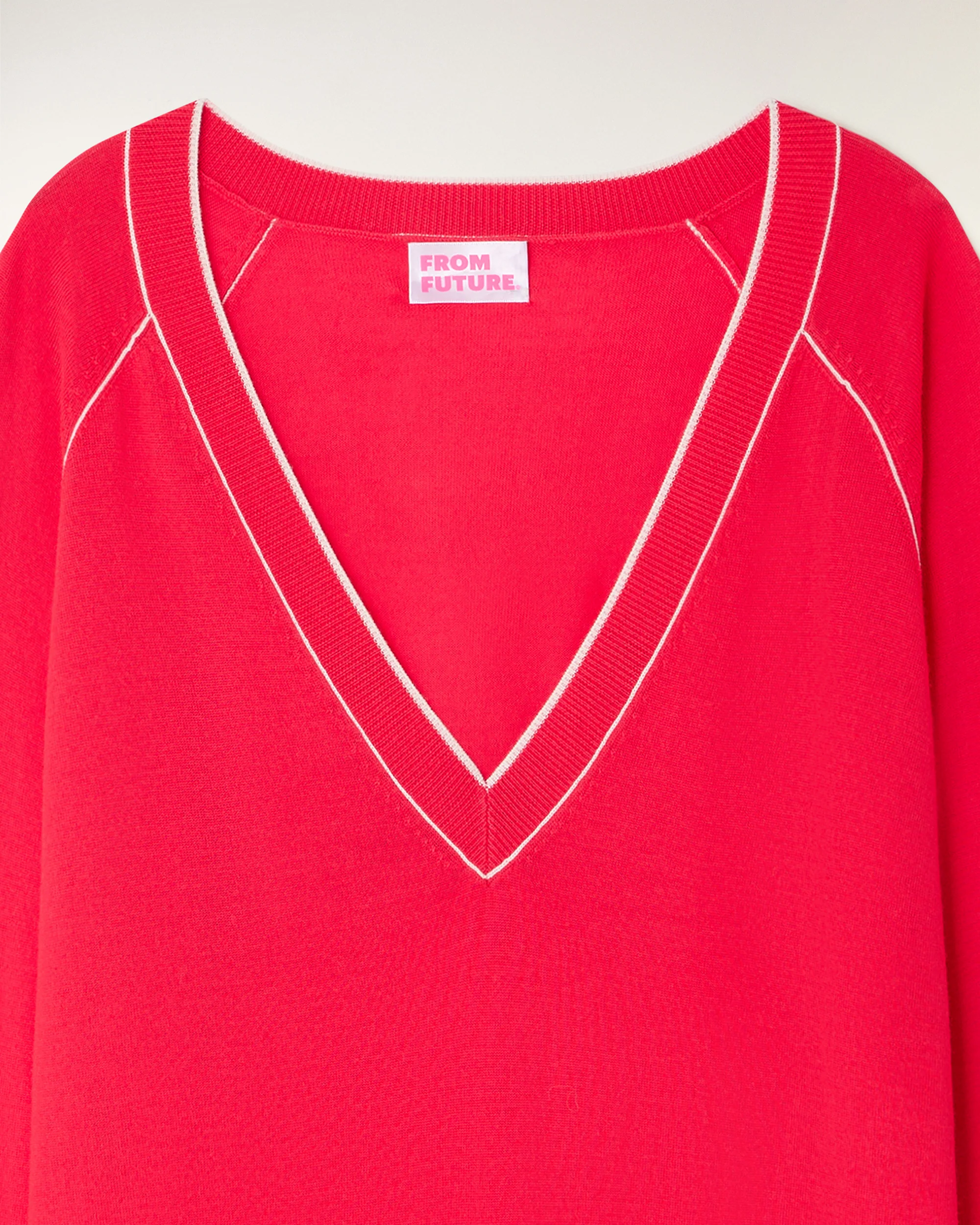 Contrasting Trim V-neck Sweater (S26 / FEMME / Love Coral / RWS) - Image 7