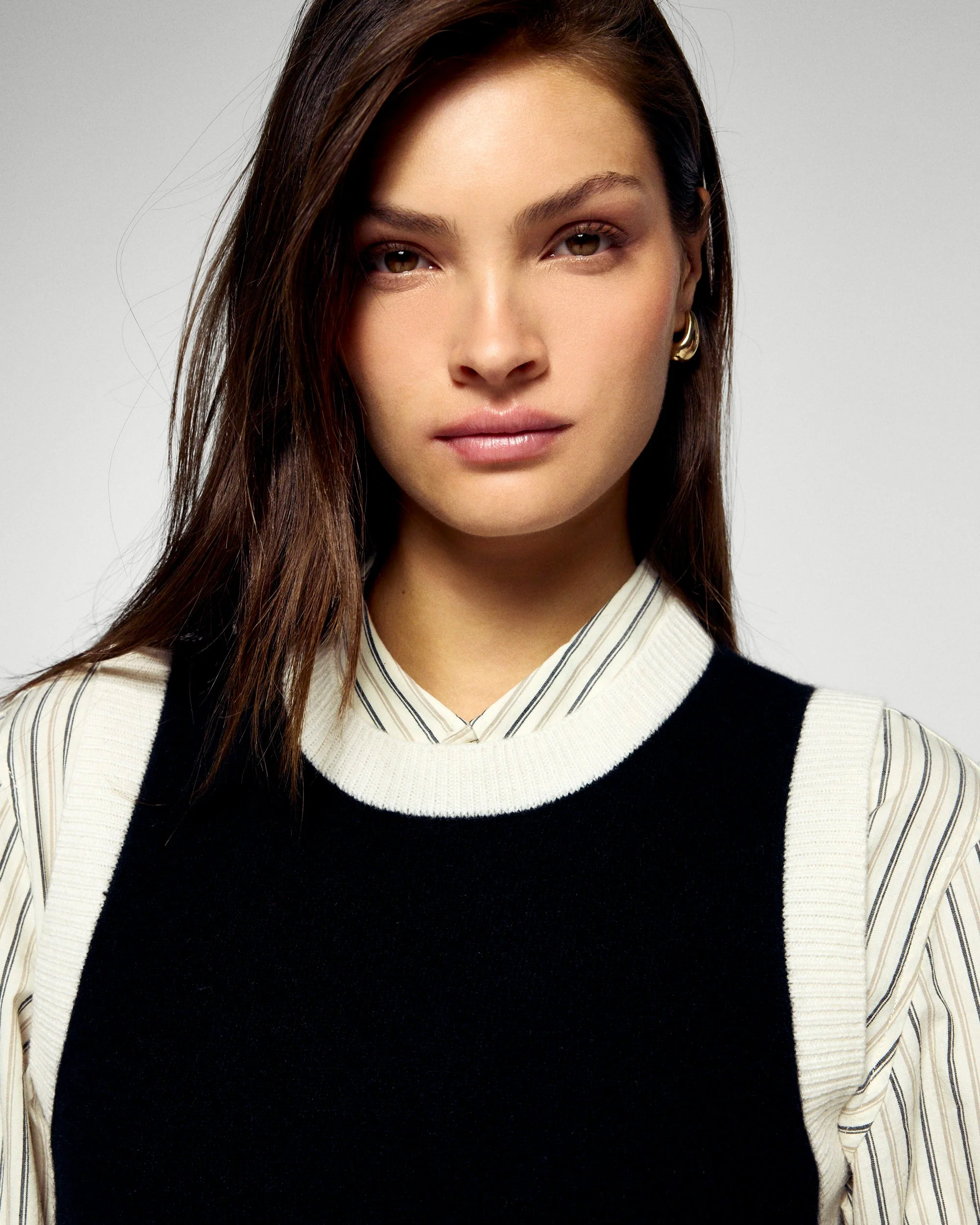 Sleeveless Sweater (H25 / WOMEN / Black) - Image 2