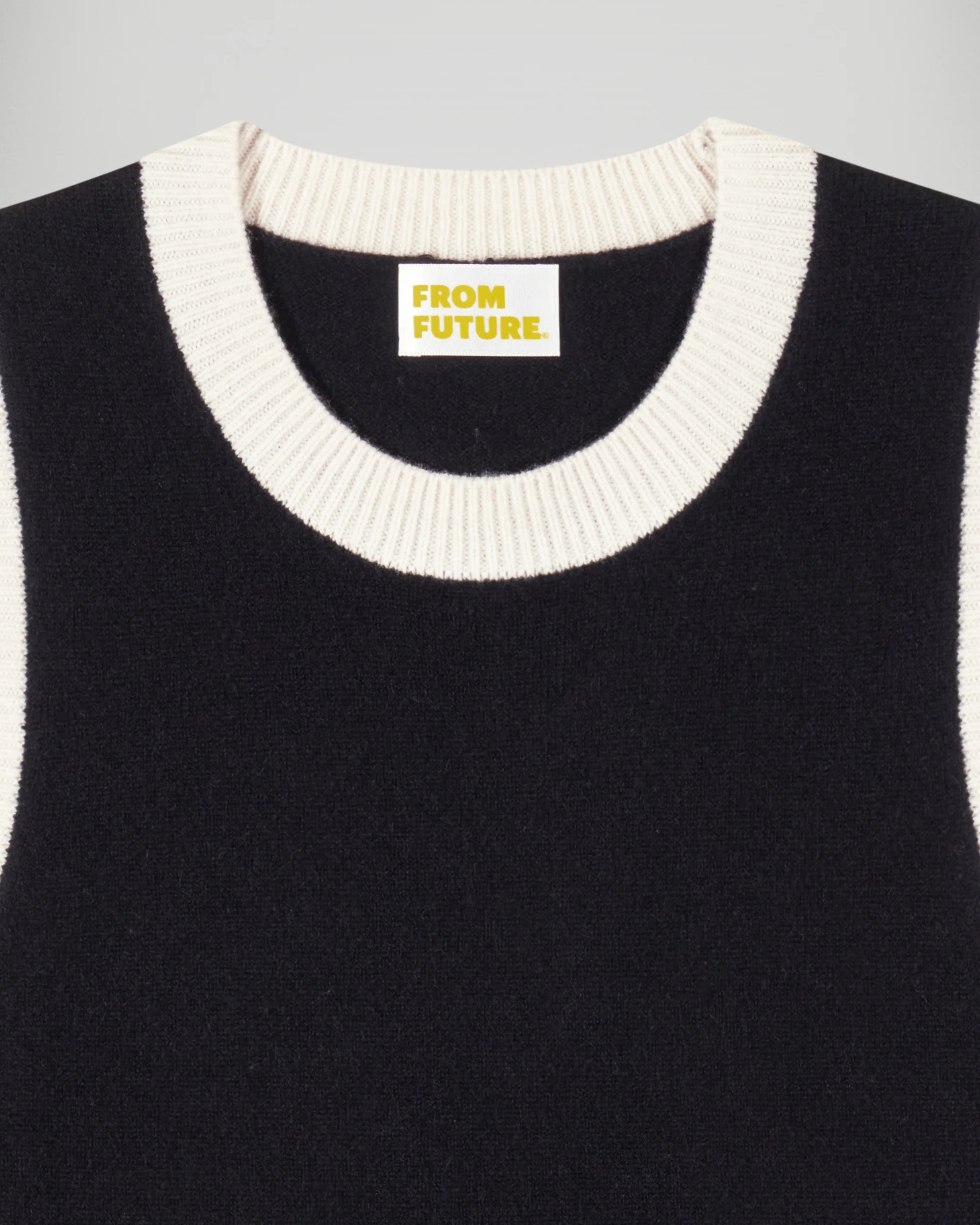 Sleeveless Sweater (H25 / WOMEN / Black) - Image 6