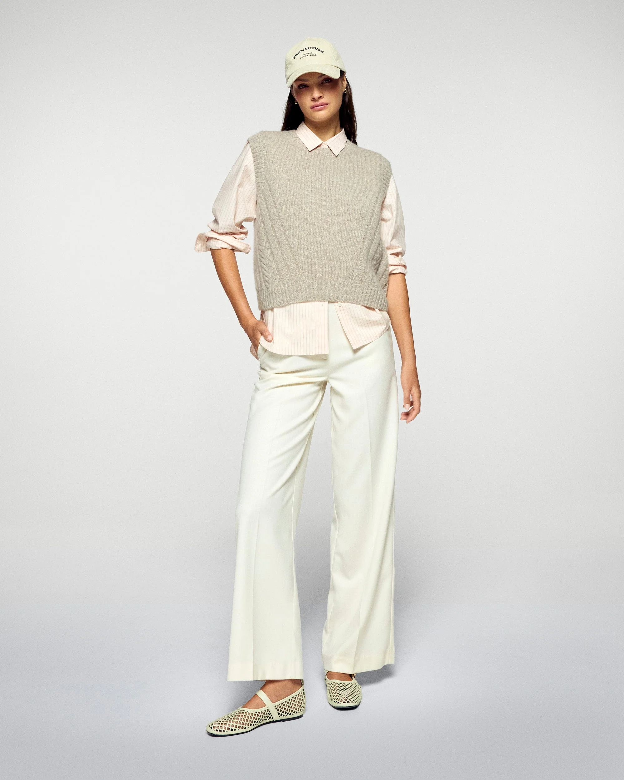 Sleeveless Sweater (H25 / WOMEN / Taupe) - Image 3