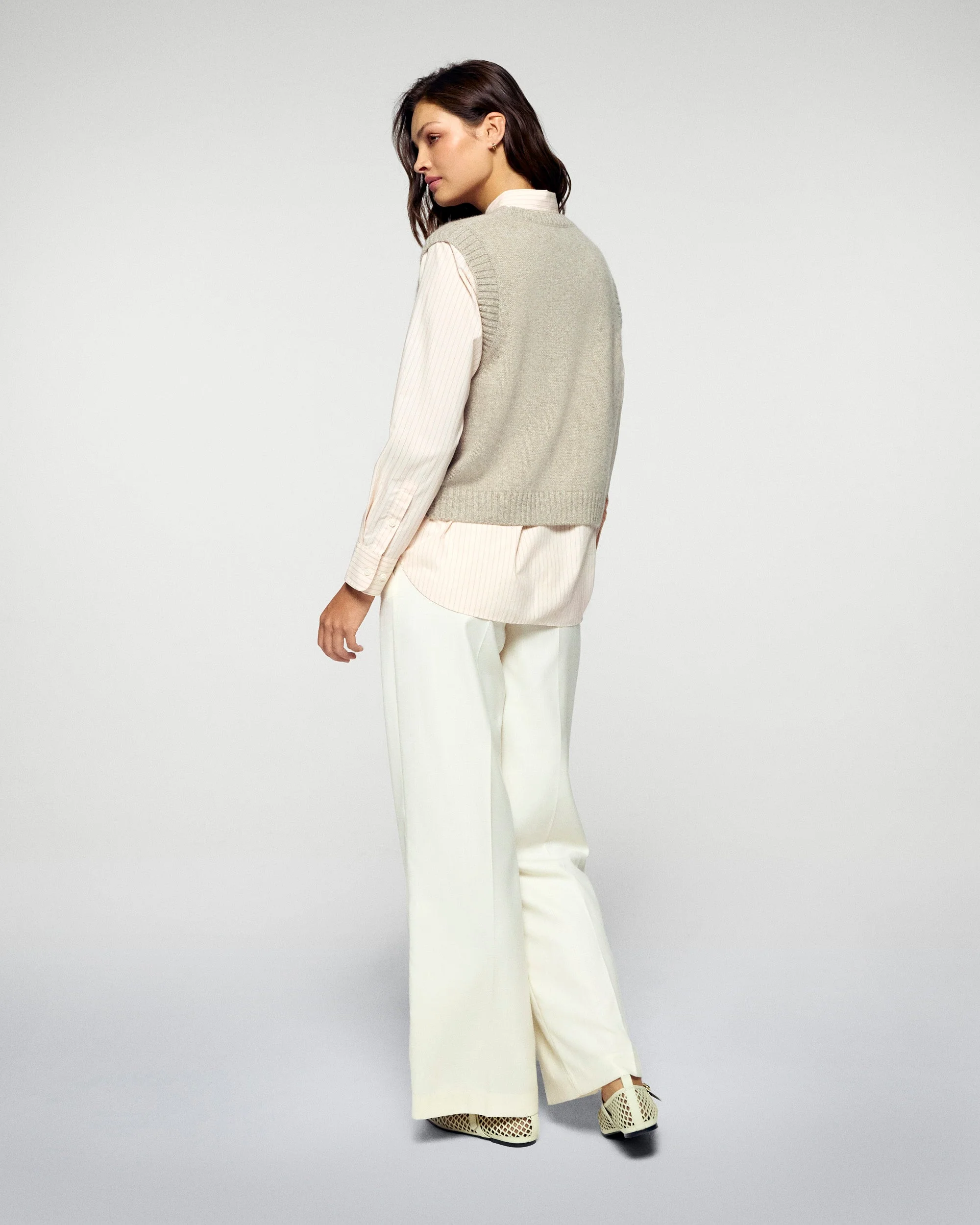 Sleeveless Sweater (H25 / WOMEN / Taupe) - Image 4